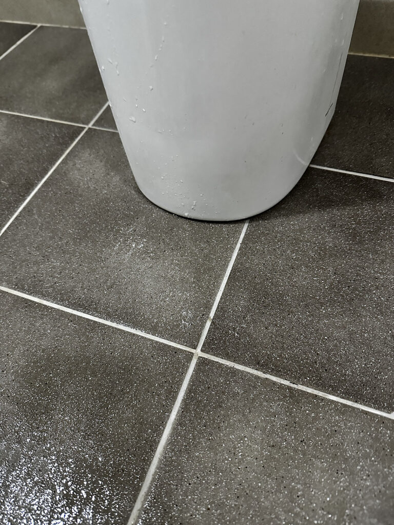 욕실 바닥과 변기 주변을 정리한 청소 후 사진