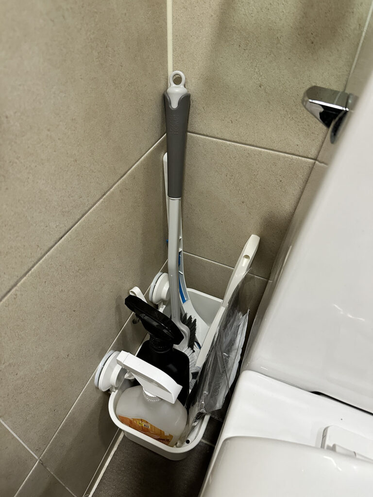 욕실 청소도구가 모여 있는 보관 공간 모습