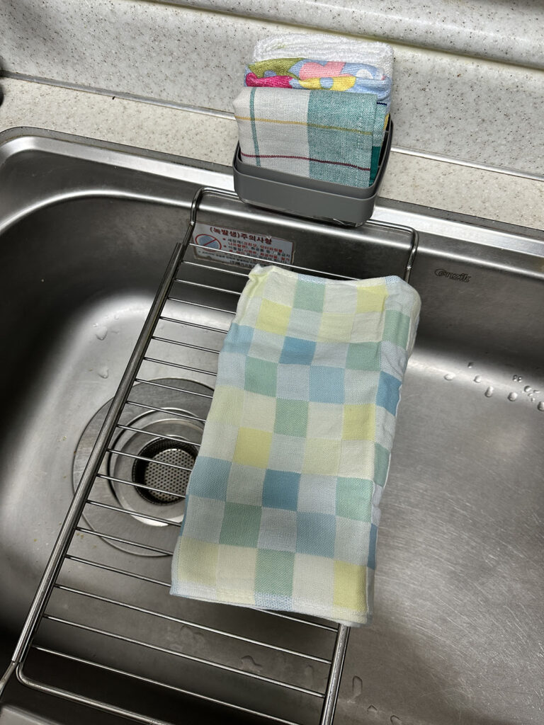 젖은 행주와 마른 행주 자리를 나누어 둔 주방 싱크대 모습