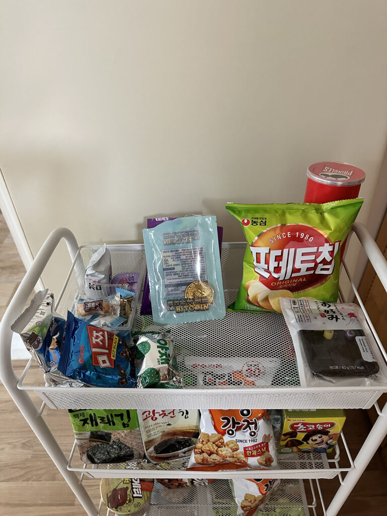 앞쪽과 아래칸으로 나누어 정리한 아이 간식 트롤리 모습