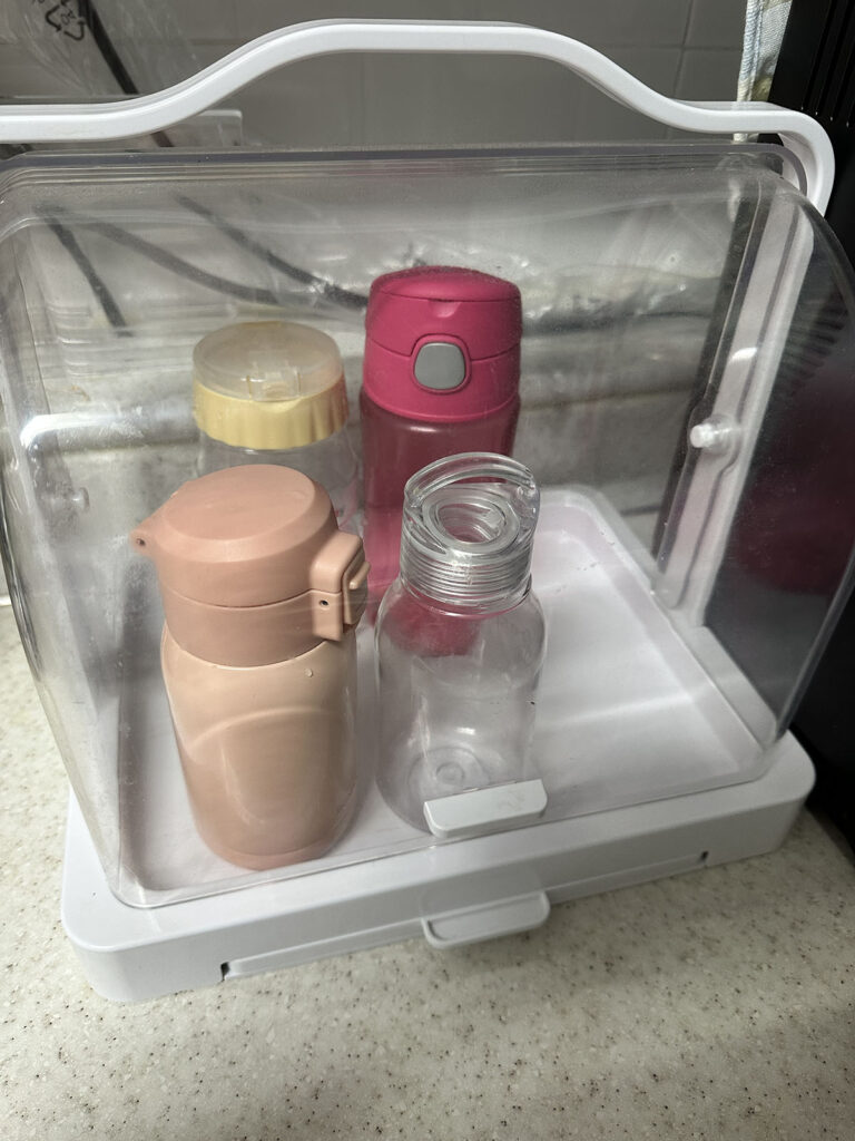 자주 쓰는 아이 물통이 앞쪽에서 보이게 정리된 보관함 모습