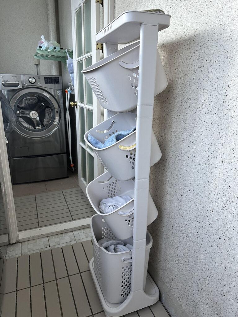 세탁 전후 빨래바구니를 나누어 둔 세탁실 모습