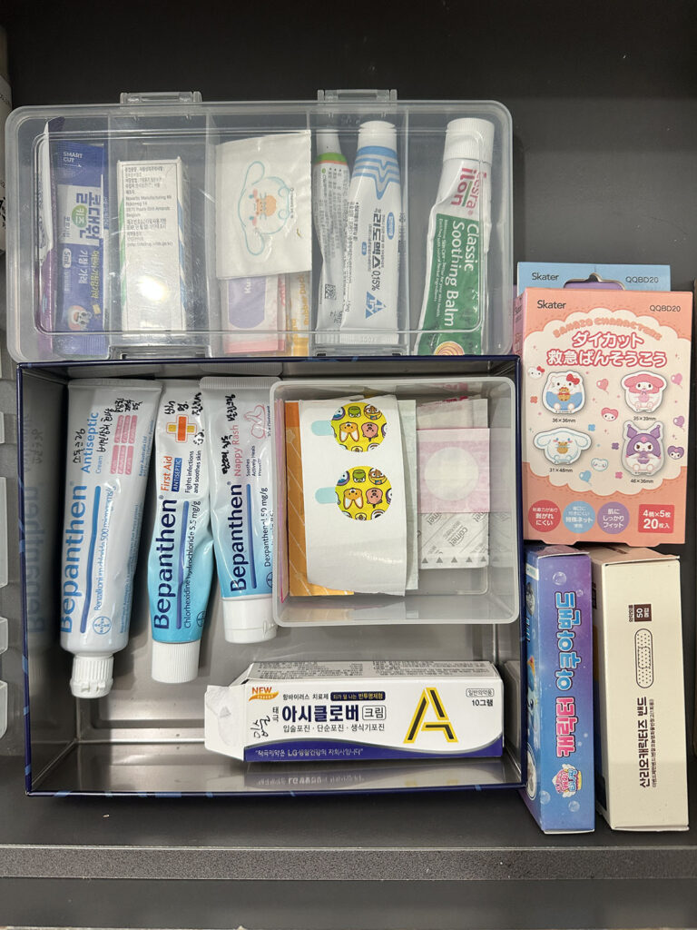 상비약과 연고를 종류별로 나누어 보관한 가정용 약 정리 모습