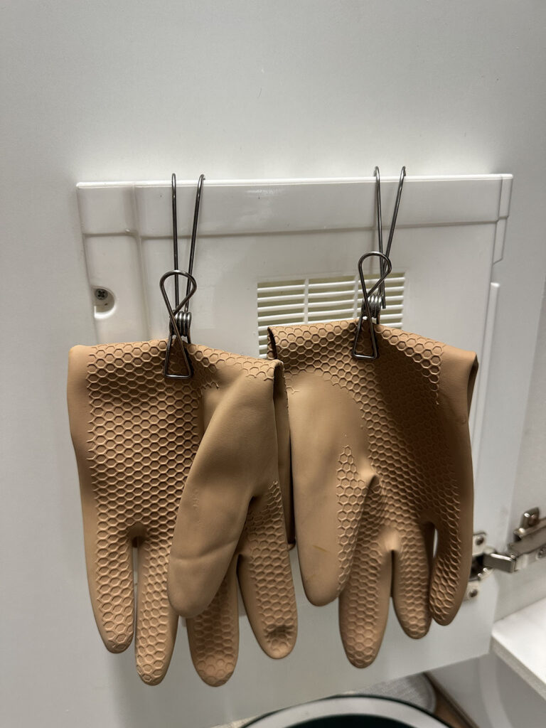 젖은 고무장갑을 겹치지 않게 따로 걸어 둔 모습