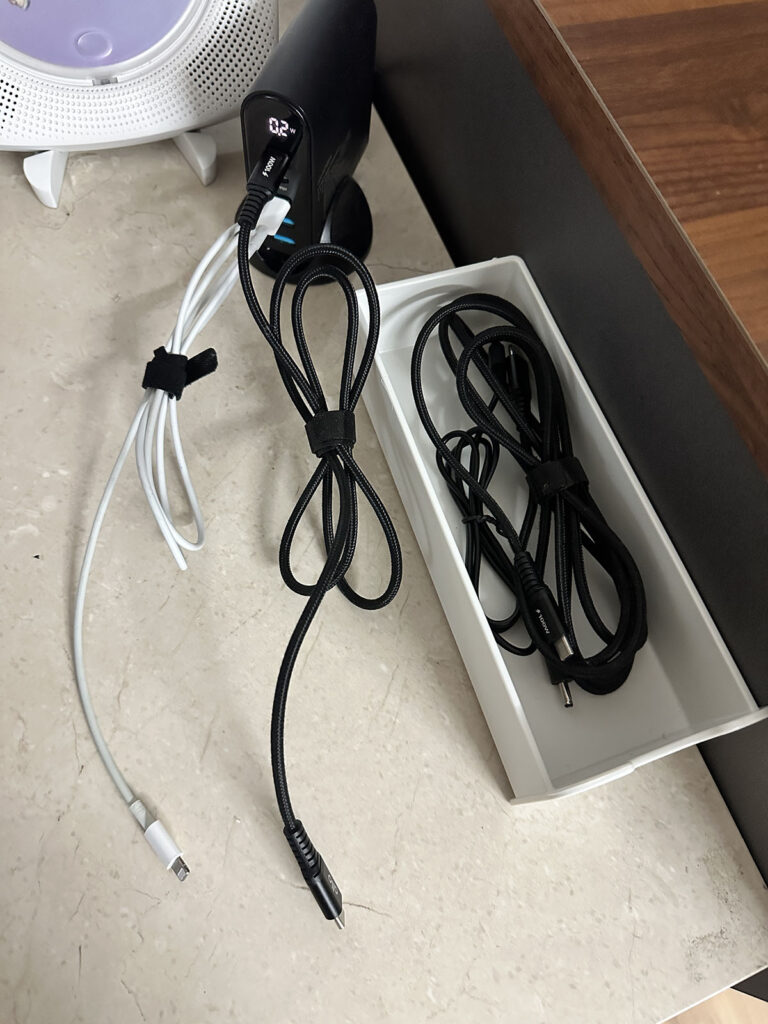 자주 쓰는 충전선과 여분 케이블을 나누어 둔 정리함 모습
