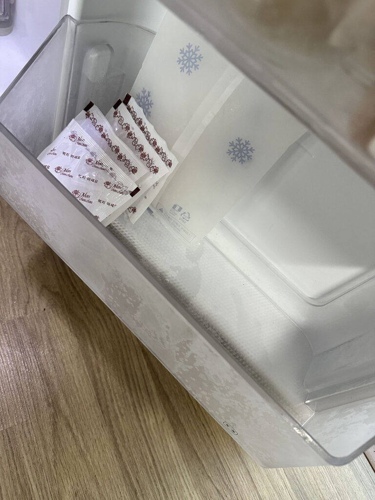 냉동실 한쪽에 자주 쓰는 아이스팩만 모아둔 모습